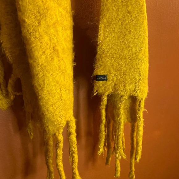 Levi’s Fuzzy “Wrap” Scarf 🚩SOLD OUT STYLE - Picture 4 of 5